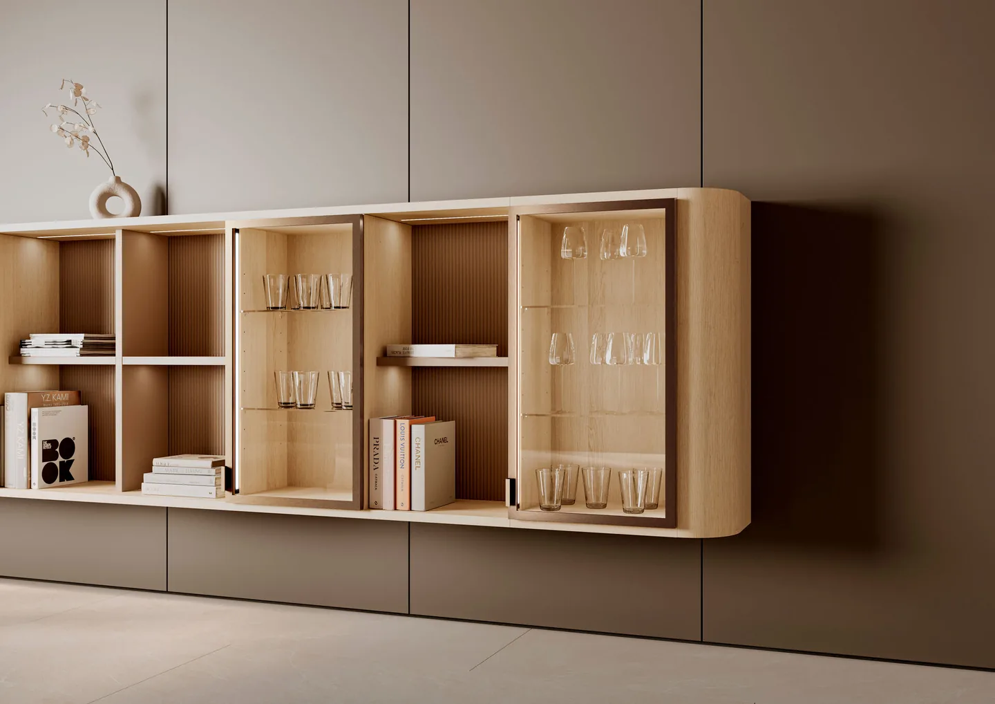 Lange beleuchtete Wandvitrine in heller Eiche mit Glastüren, Büchern und Gläsern